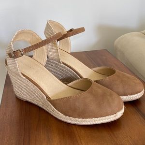 Womens closed toe summer wedge